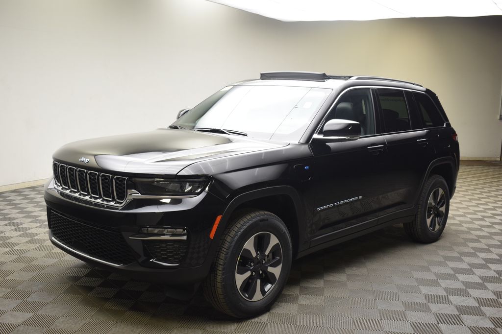 new 2025 Jeep Grand Cherokee car, priced at $52,304