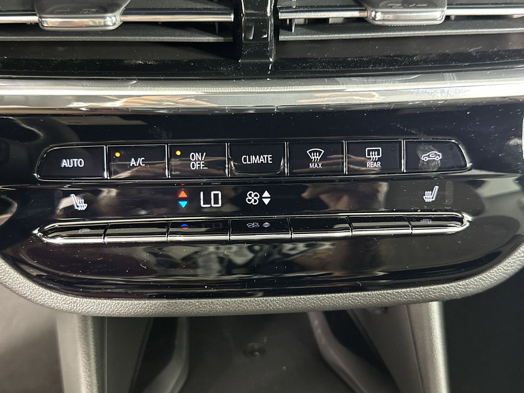 new 2025 Buick Envista car, priced at $30,095