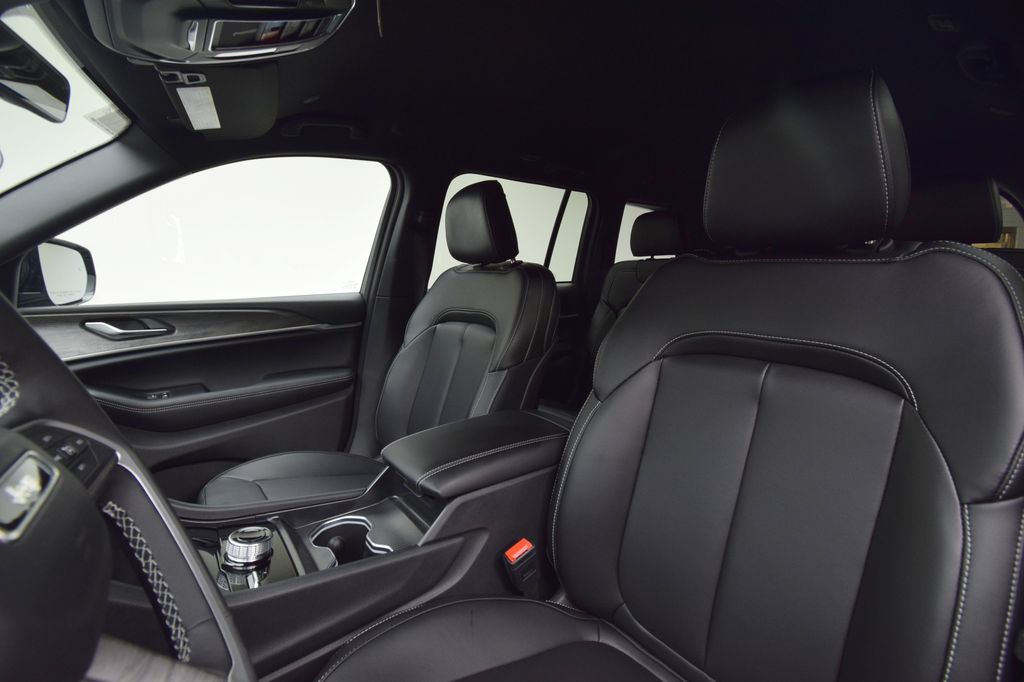 new 2025 Jeep Grand Cherokee car, priced at $42,570