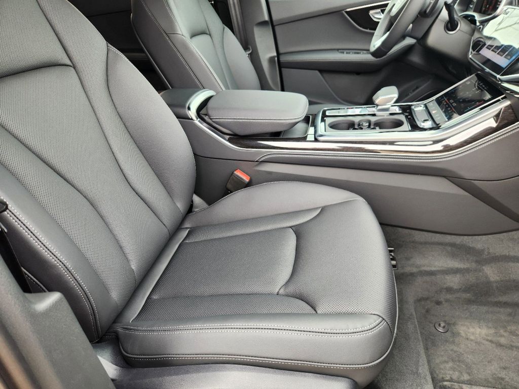 new 2025 Audi Q7 car, priced at $77,750
