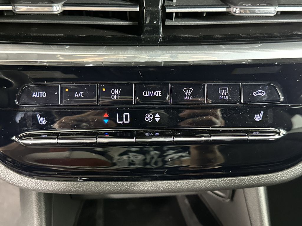 new 2025 Buick Envista car, priced at $31,085