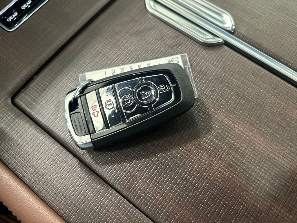 new 2025 Lincoln Navigator car, priced at $102,985