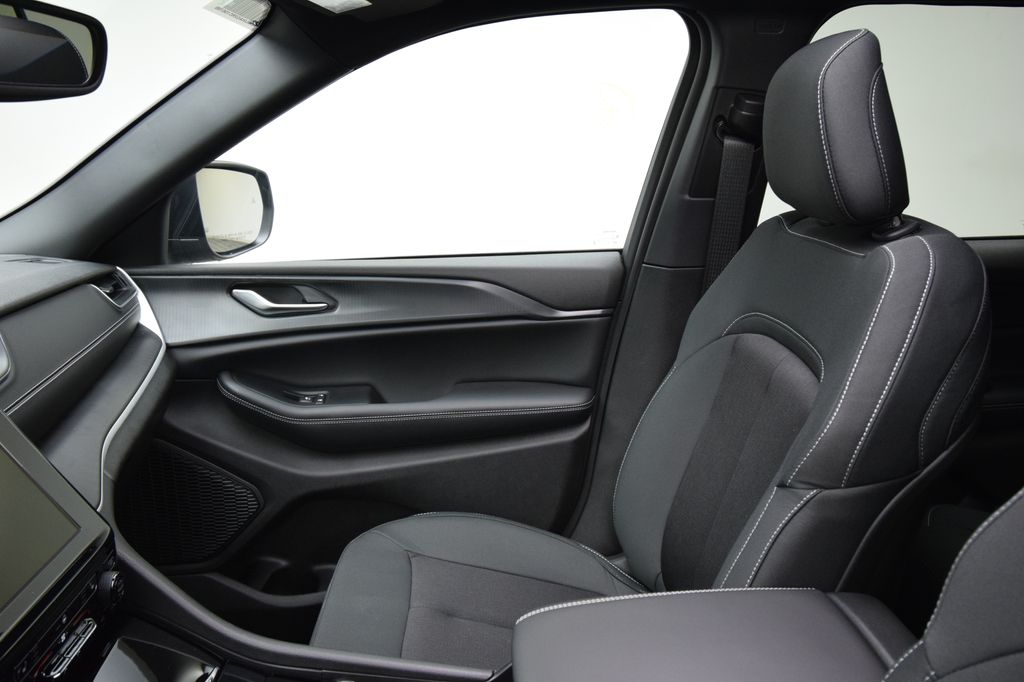 new 2025 Jeep Grand Cherokee car, priced at $40,288