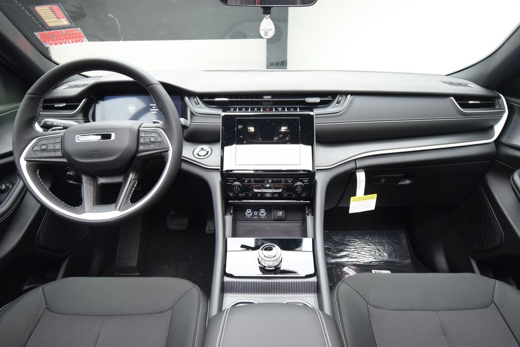 new 2025 Jeep Grand Cherokee car, priced at $37,951