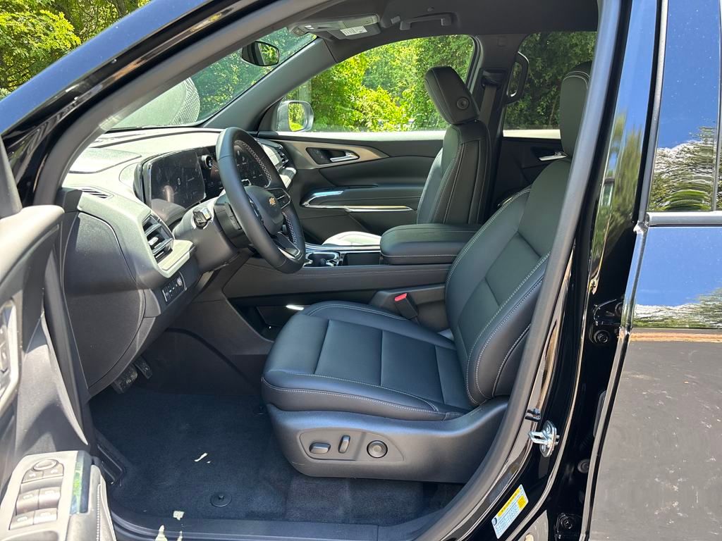 new 2025 Chevrolet Traverse car, priced at $45,695