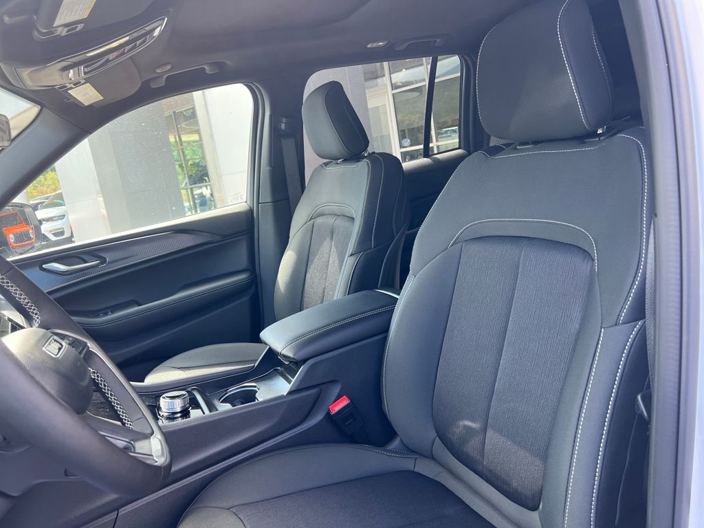 new 2025 Jeep Grand Cherokee car, priced at $38,900