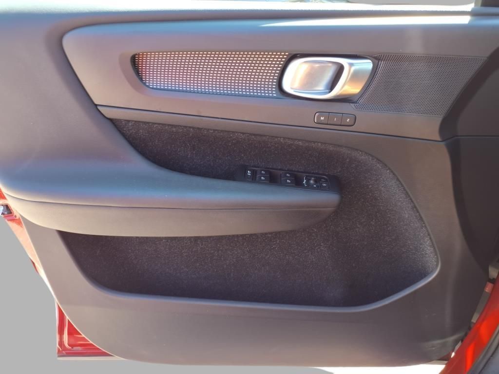 used 2019 Volvo XC40 car, priced at $18,111