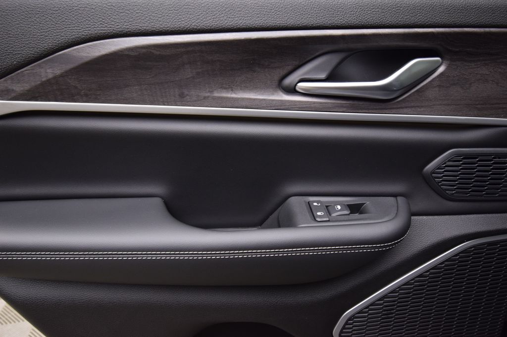 new 2025 Jeep Grand Cherokee car, priced at $52,550