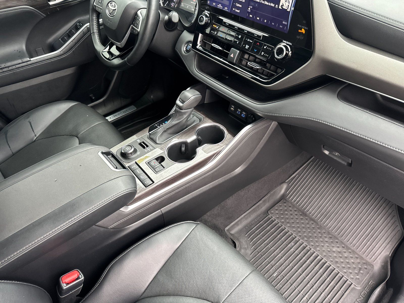 used 2022 Toyota Highlander car, priced at $36,998