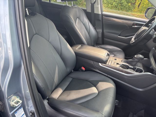 used 2020 Toyota Highlander Hybrid car, priced at $33,499