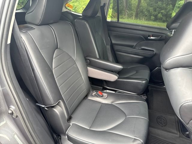 used 2021 Toyota Highlander car, priced at $35,199