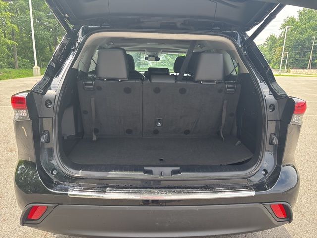 used 2023 Toyota Highlander Hybrid car, priced at $37,999