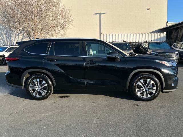 used 2022 Toyota Highlander car, priced at $33,999