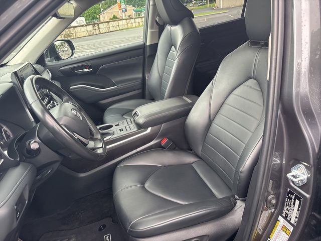 used 2022 Toyota Highlander car, priced at $35,326