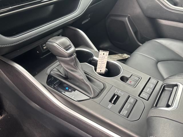 used 2022 Toyota Highlander car, priced at $36,099