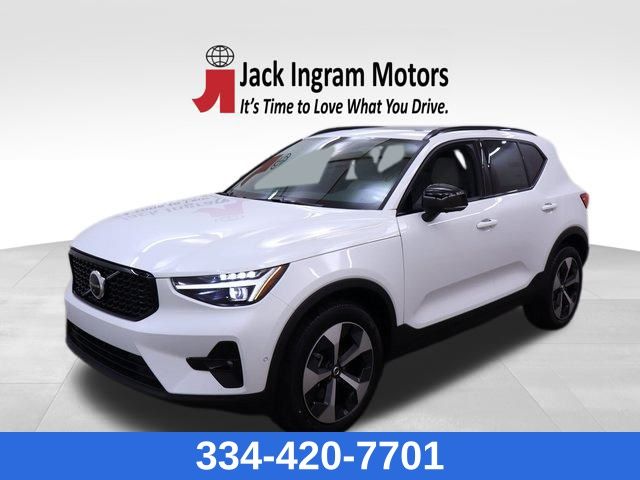 new 2025 Volvo XC40 car, priced at $43,997