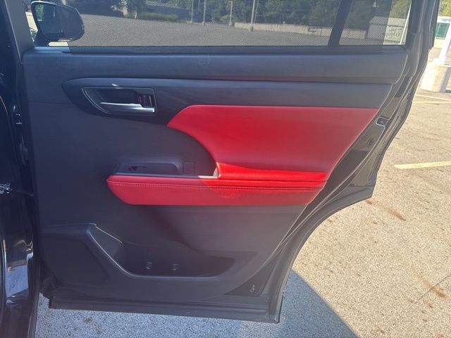 used 2022 Toyota Highlander car, priced at $33,299
