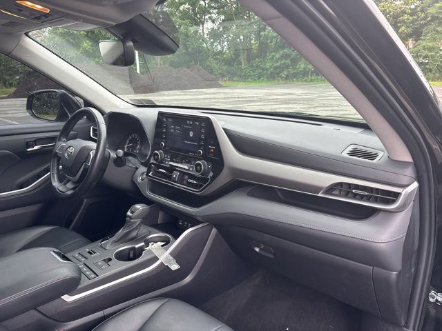 used 2022 Toyota Highlander car, priced at $35,699