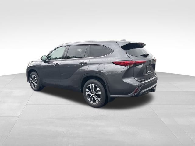 used 2022 Toyota Highlander car, priced at $35,326