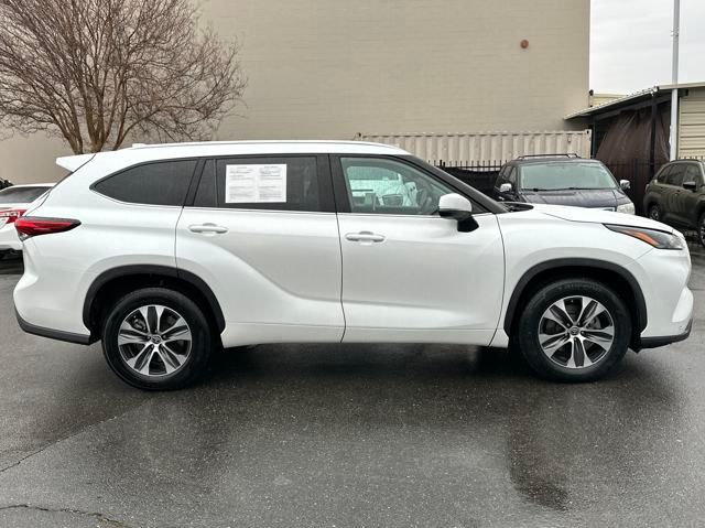 used 2022 Toyota Highlander car, priced at $32,999