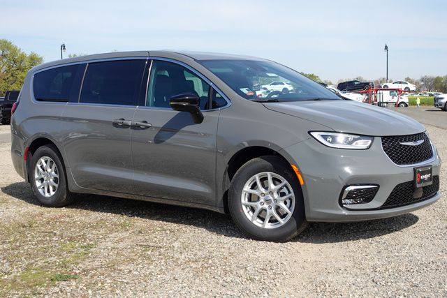 new 2025 Chrysler Pacifica car, priced at $46,285