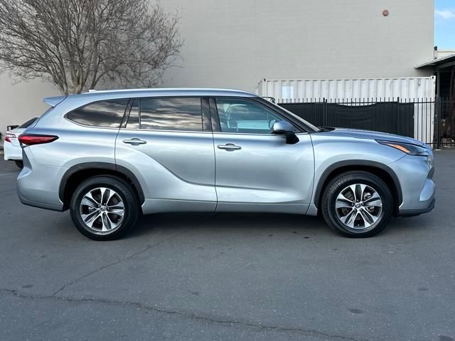 used 2022 Toyota Highlander car, priced at $33,999