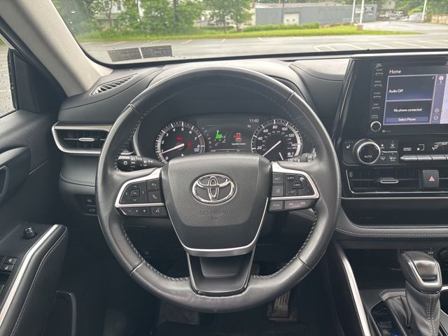 used 2022 Toyota Highlander car, priced at $35,326