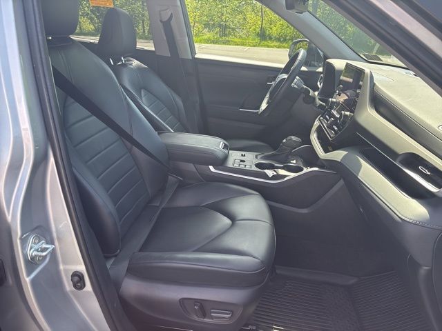 used 2023 Toyota Highlander car, priced at $36,999