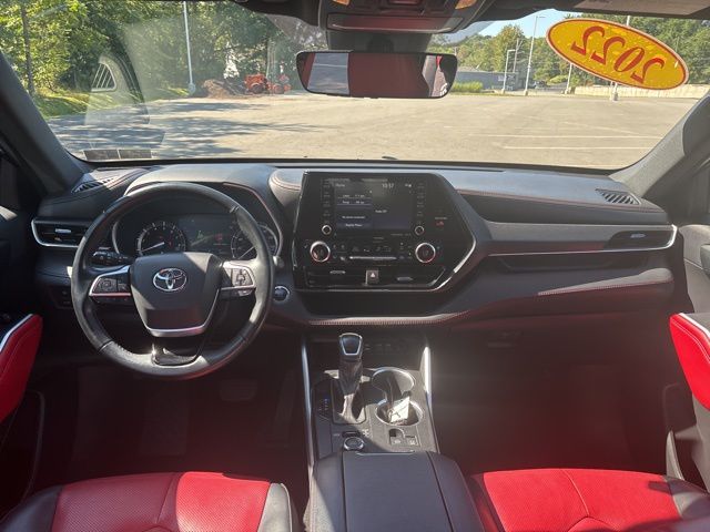 used 2022 Toyota Highlander car, priced at $33,299