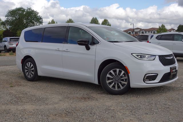 new 2025 Chrysler Pacifica Hybrid car, priced at $41,675