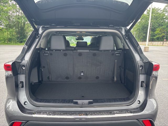used 2022 Toyota Highlander car, priced at $35,326