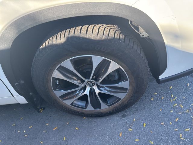 used 2021 Toyota Highlander car, priced at $29,999