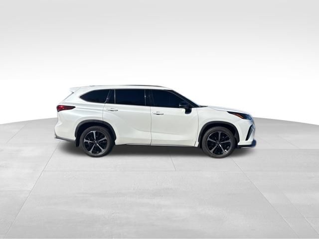 used 2022 Toyota Highlander car, priced at $37,150