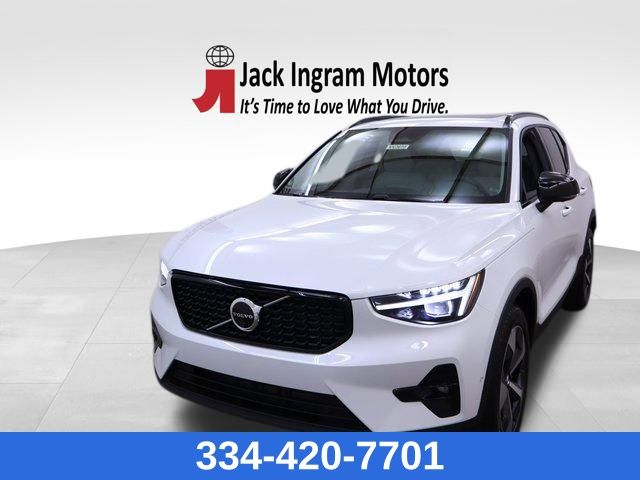 new 2025 Volvo XC40 car, priced at $43,997