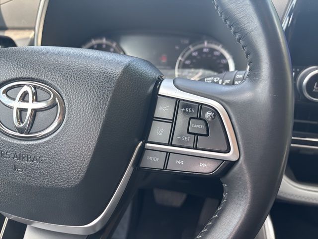 used 2023 Toyota Highlander car, priced at $36,699