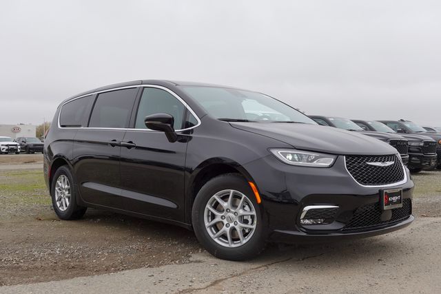 new 2025 Chrysler Pacifica car, priced at $40,645