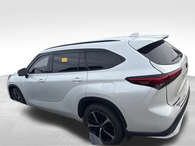 used 2022 Toyota Highlander car, priced at $37,999