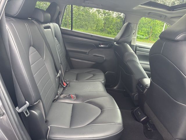 used 2022 Toyota Highlander car, priced at $35,326
