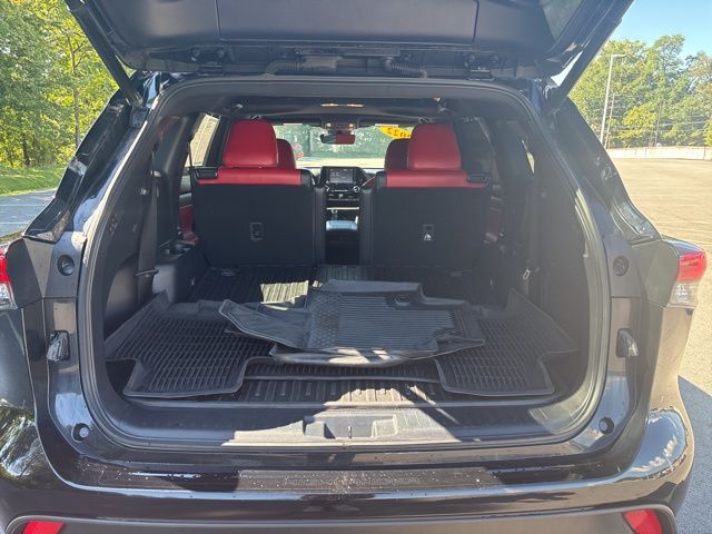 used 2022 Toyota Highlander car, priced at $33,299