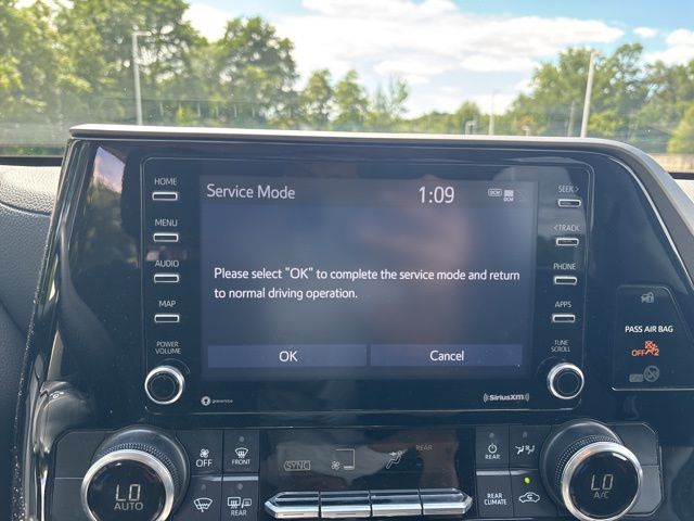 used 2022 Toyota Highlander car, priced at $31,199