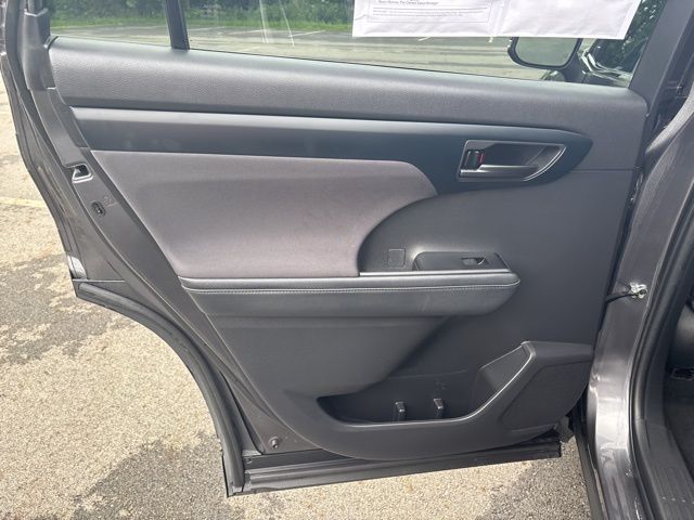 used 2022 Toyota Highlander car, priced at $29,999