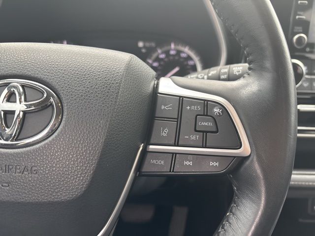used 2022 Toyota Highlander car, priced at $35,699