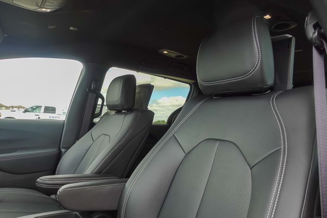 new 2025 Chrysler Pacifica Hybrid car, priced at $41,675