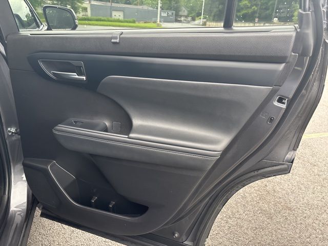 used 2022 Toyota Highlander car, priced at $35,326