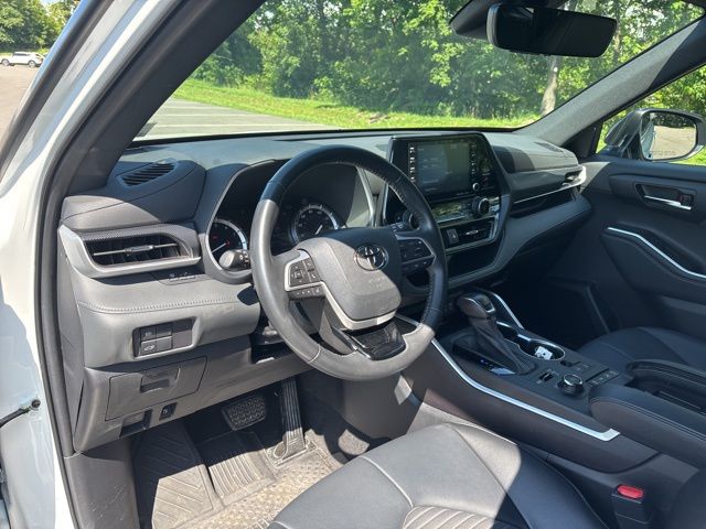 used 2022 Toyota Highlander car, priced at $39,599