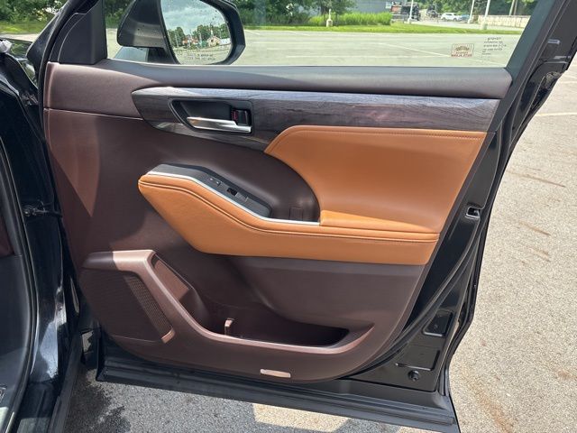 used 2020 Toyota Highlander Hybrid car, priced at $35,488