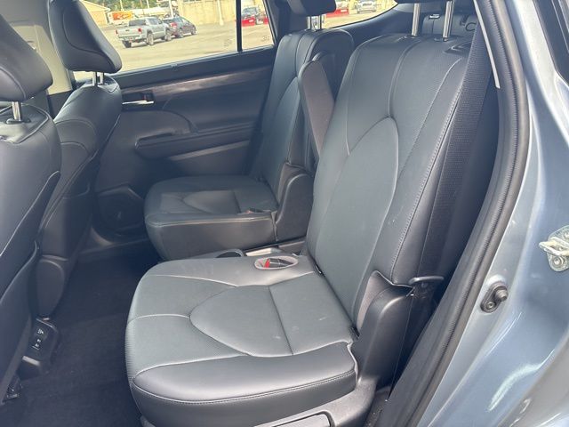 used 2020 Toyota Highlander Hybrid car, priced at $33,499