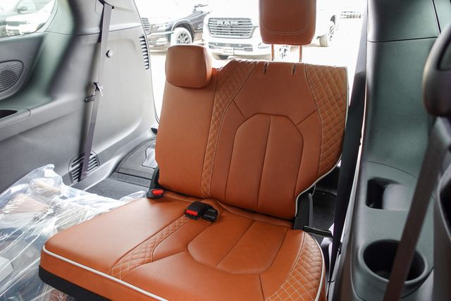 new 2025 Chrysler Pacifica Hybrid car, priced at $51,280