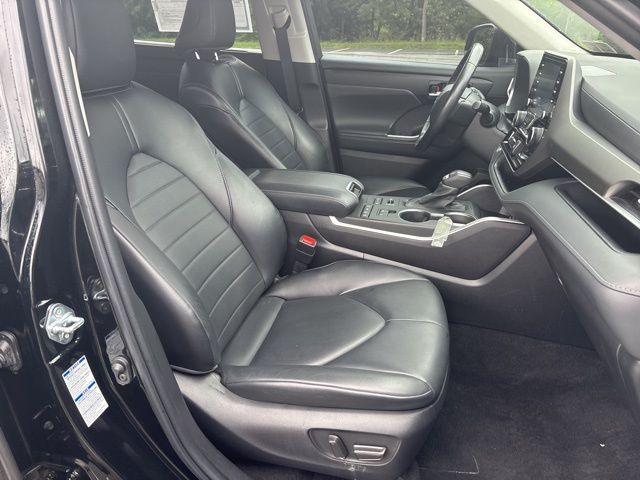 used 2022 Toyota Highlander car, priced at $35,699