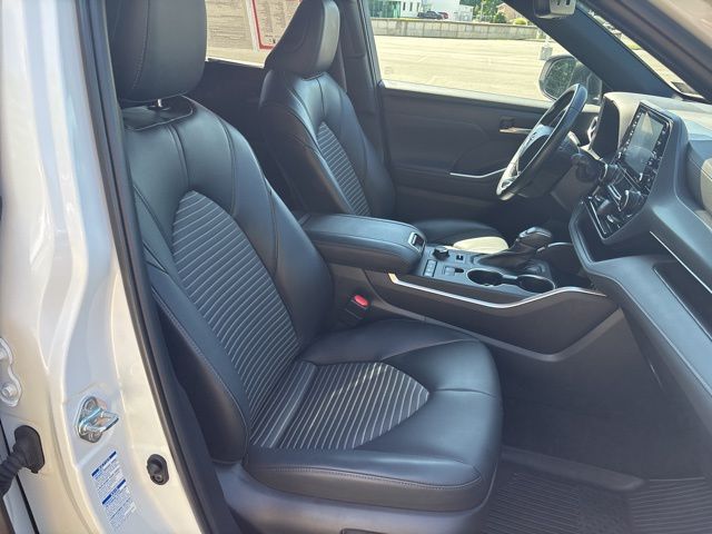 used 2022 Toyota Highlander car, priced at $39,599